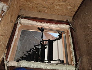 Zateplení stropu řadového rodinného domu pomocí foukané izolace